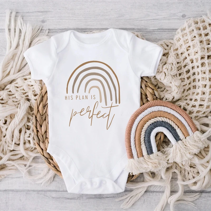 Lustiger Text: „His Plan Is Perfect“ für Neugeborene, Jungen und Mädchen, Kleidung, Regenbogen-Baby-Body, Sommer-Kurzarm-Baumwoll-Strampler für Kleinkinder