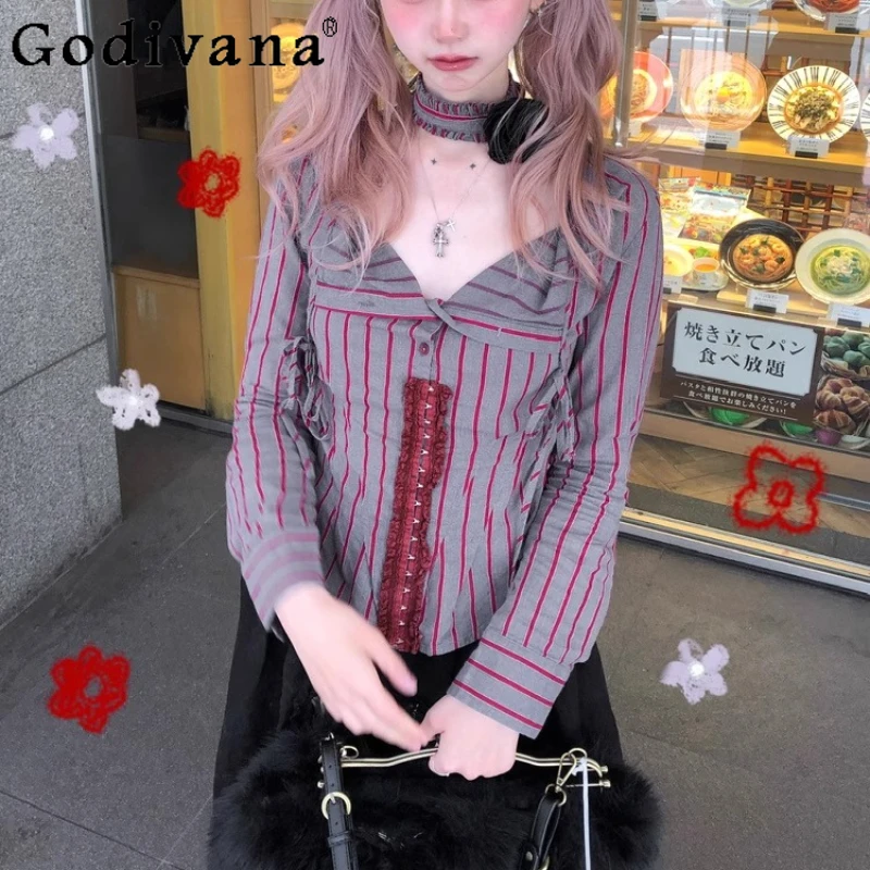 

Новая весенняя шикарная серо-красная полосатая облегающая кружевная рубашка с отложным воротником для девочек, сексуальный шейный ремешок, съемная брошь в виде розы, топ с длинными рукавами