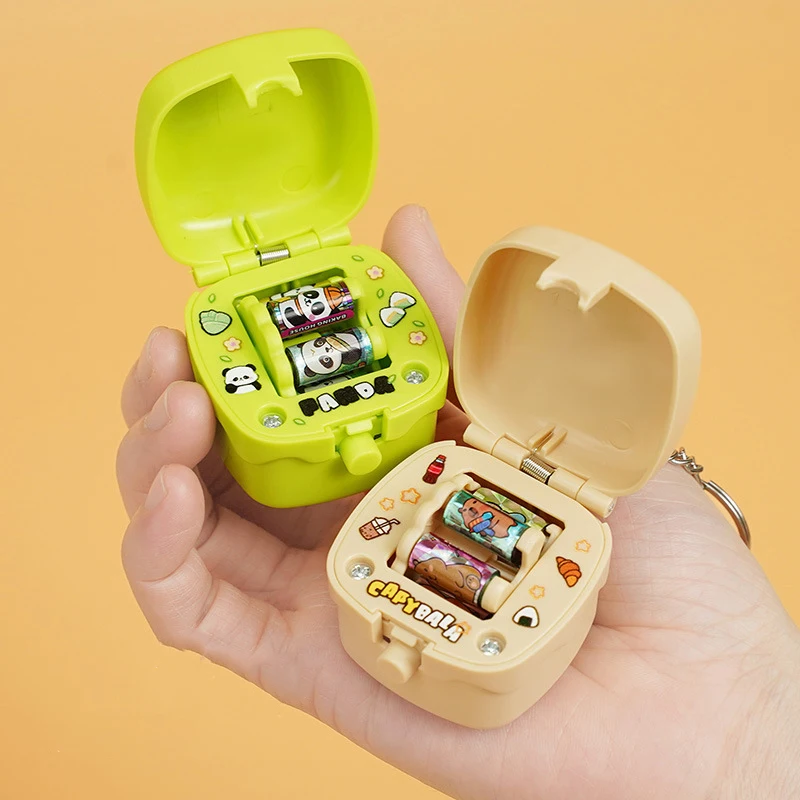 Mini macchina per adesivi creativi scatola a sorpresa giocattoli di decompressione portachiavi divertente macchina per adesivi rotanti ciondolo per zainetto regalo per ragazza