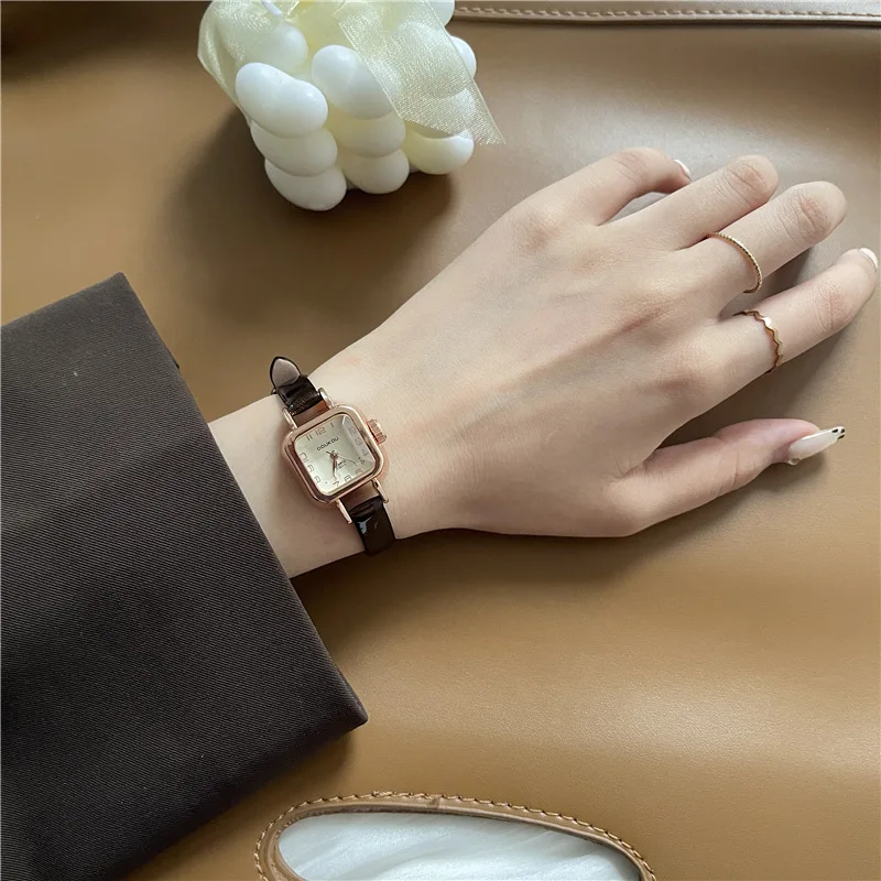 

Элегантные ретро часы с цифровым циферблатом, маленький квадратный кожаный ремешок, высококачественные модные повседневные кварцевые наручные часы, подарок