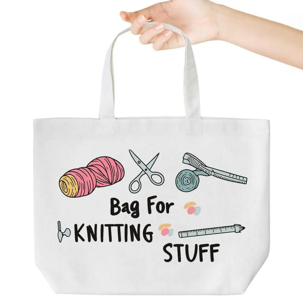 

Сумка-тоут на тему рукоделия. Дизайн пряжи и игл для поделок друзей и сестер. Функционально и милый.