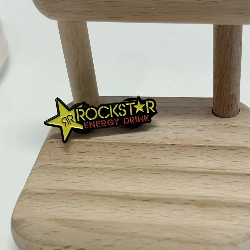 شارة بدبوس المينا بشعار Rockstar Energy Drink لتسريع وقت الانتعاش وتخفيف التعب وإكسسوارات حقيبة الظهر ذات القبعة الإبداعية