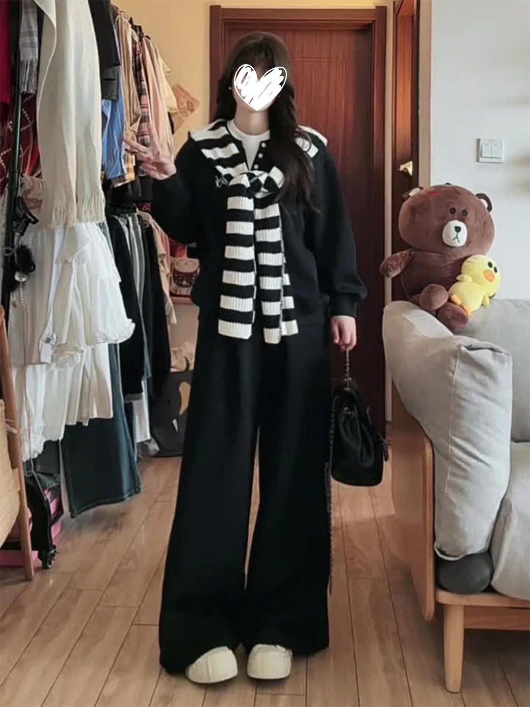 

Модный полосатый комплект из трех предметов: черный спортивный свитшот с накидкой на плечи, повседневные длинные брюки. Новинка ранней осени для женщин.