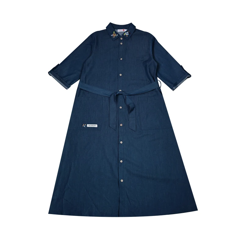 

Летнее платье из тканого материала с пуговицами спереди, большими карманами, квадратным воротником, вышивкой цветов и поясом на талии.