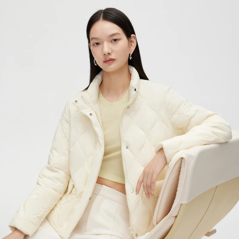 

Женский легкий пуховик Bosideng с капюшоном, воротником-стойкой, карманами на клапанах и двойной застежкой для зимы, тепла и комфорта