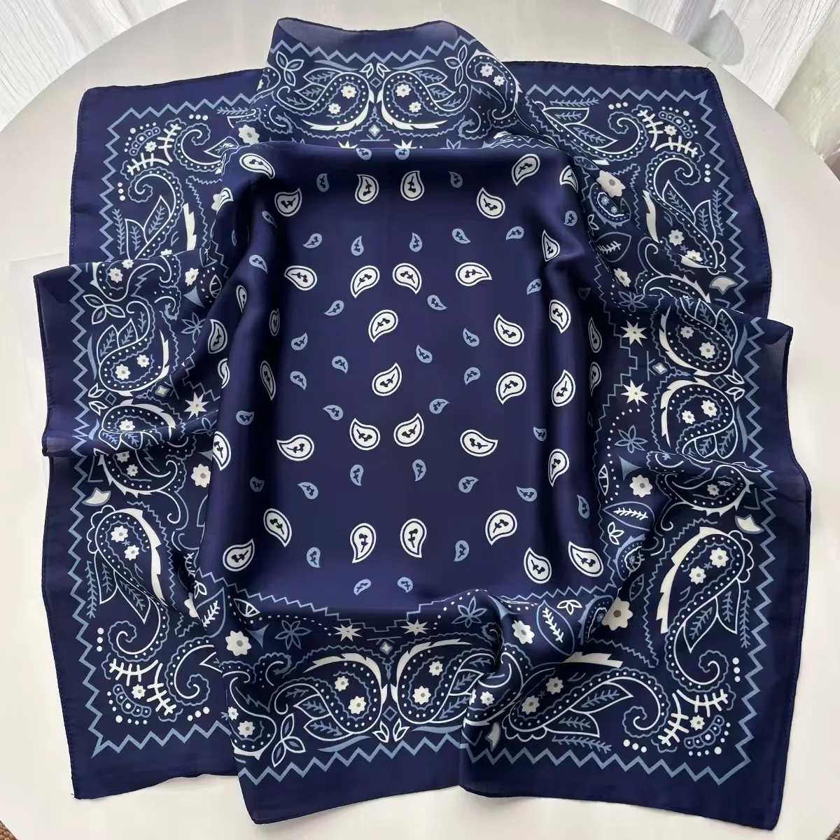 1 Stück modischer Paisley-Bandana-Schal für Damen, leichtes, seidenähnliches Satin-Stirnband, vielseitig einsetzbar für Haare, Hals, Handgelenk, Boho-Stil – Detail 7