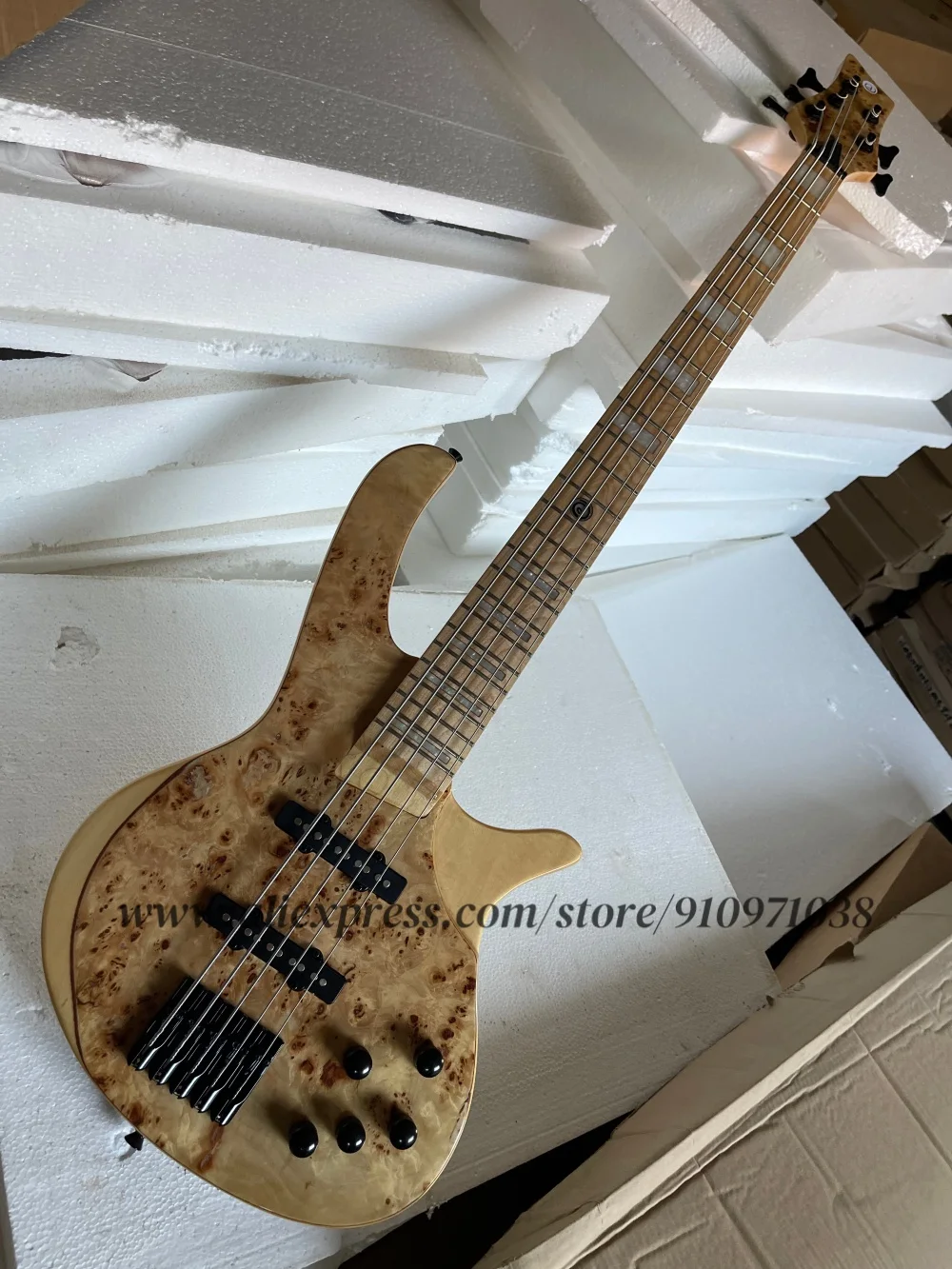 

5 string natural bass guitar, fixed bridge, white ash body, Brul maple top, maple neck, black tuner, customizable