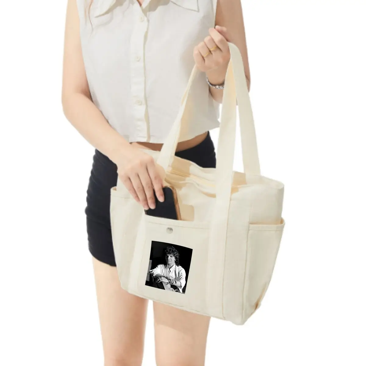 صورة أبيض وأسود لرجل ذو شعر مجعد حقيبة كتف نسائية عصرية ذات سعة كبيرة حقيبة حمل للطلاب