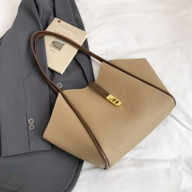 

Luxury Brand Crossbody-Bag In Elegant Leather For Women, Adjustable Chain Strap And Secure Closure, Ideal For Travel