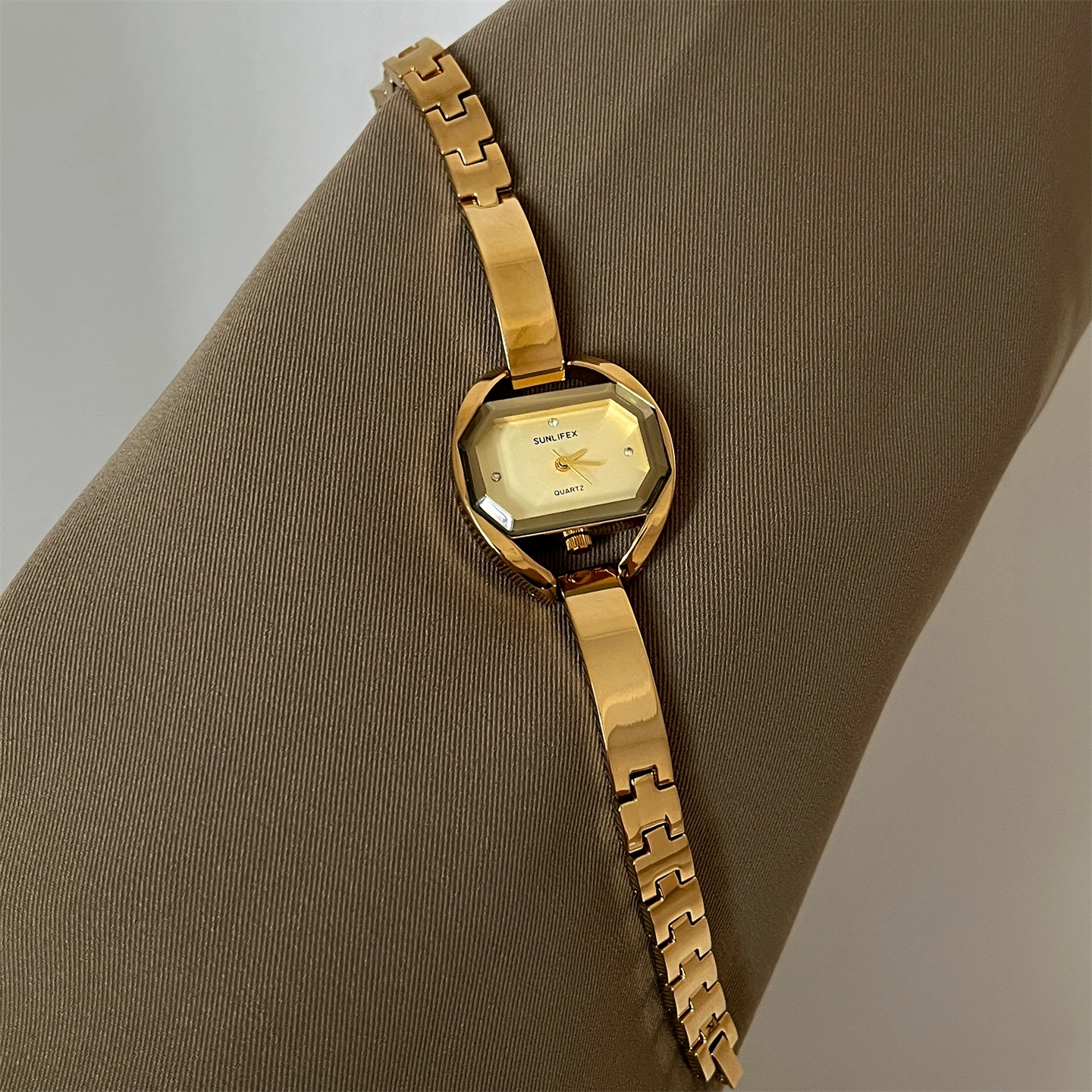 

High-end light luxury niche rectangular watch women's commuter versatile gold quartz watch