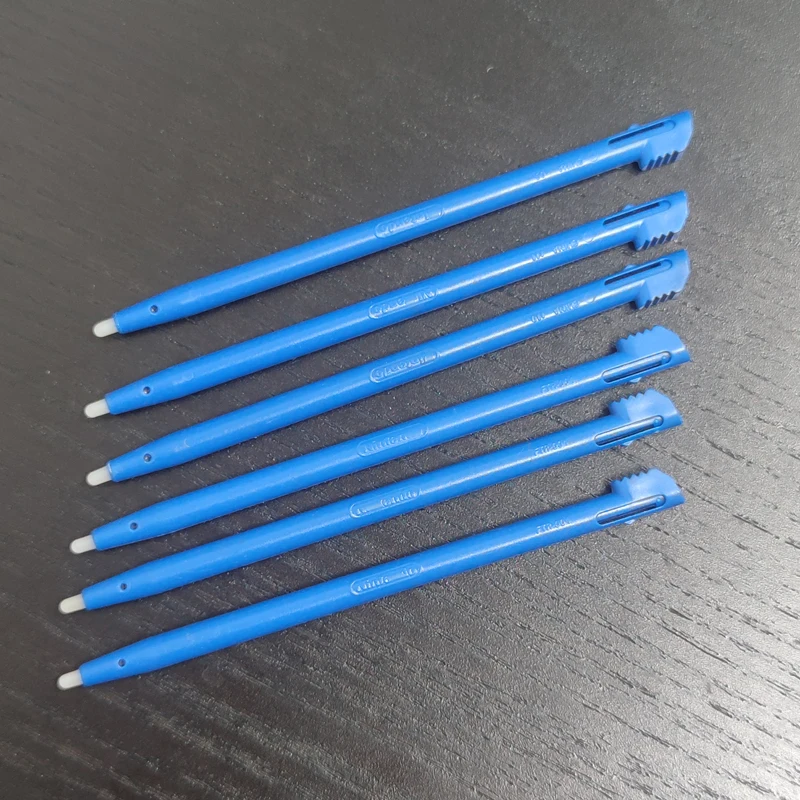 Original พลาสติกสีฟ้าหน้าจอสัมผัส Styluses ปากกาลายมือ Nintend 2DS เกมคอนโซล