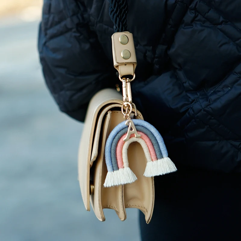 Porte-clés arc-en-ciel en macramé, porte-clés tissé à la main de style bohème, pendentif de clé arc-en-ciel de comparateur de couleurs pour sac à main de clé de voiture