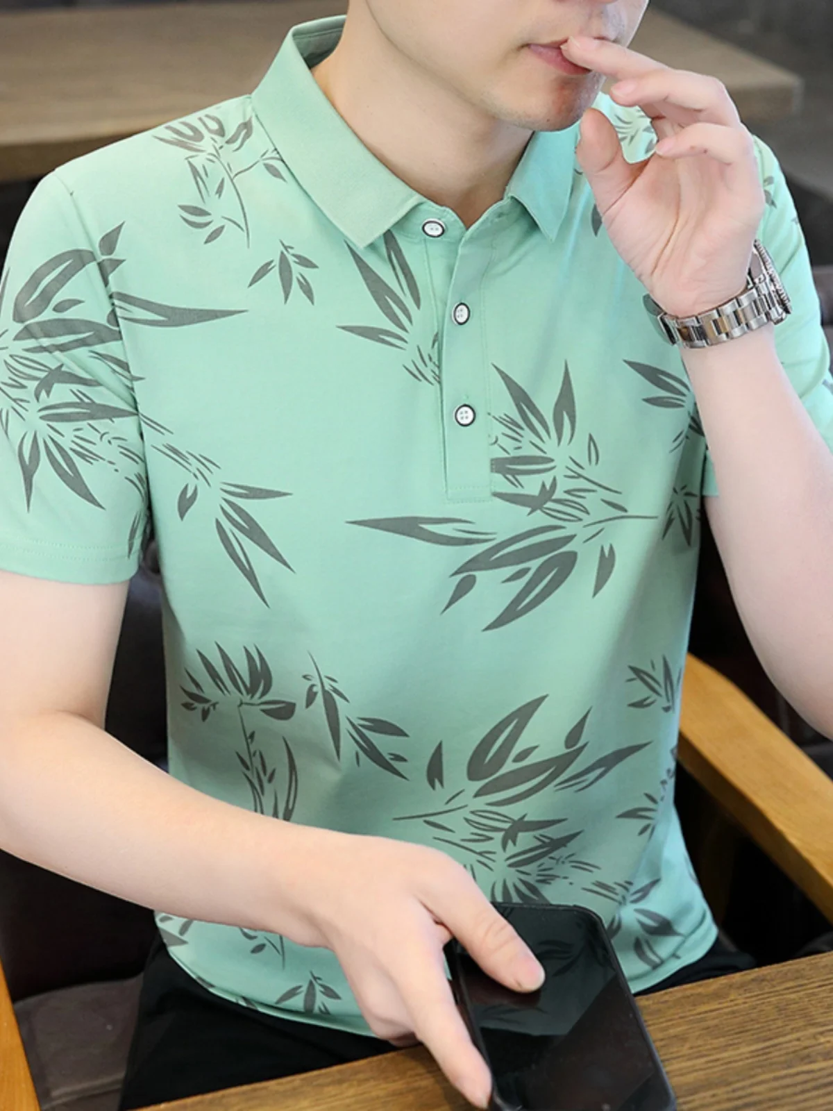 

Новая мужская футболка с коротким рукавом на весну-лето, модная, с принтом, отложным воротником, из хлопка, молодежная, свободного кроя, в стиле Vitali.