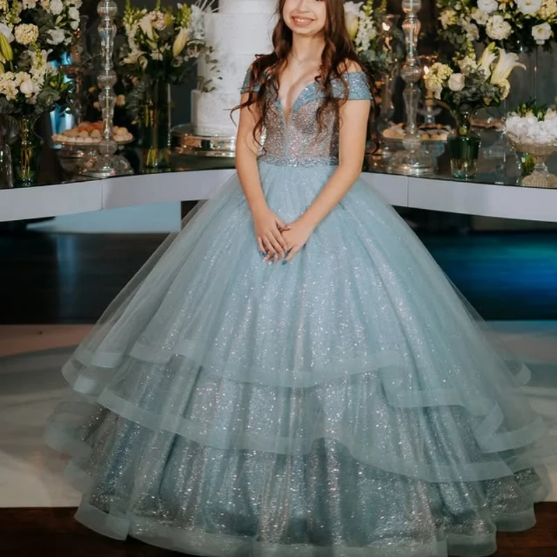 Aangepaste waterblauwe Quinceanera-jurken Uit de schouder pailletten gelaagdheid Tull Lange staart Vestido 15-Quinceanera