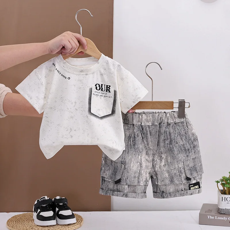 

Горячая распродажа: Комплект из 2 предметов для мальчиков (футболка с мраморным принтом и шорты карго) — летний повседневный уличный стиль, модная одежда для малышей 2026