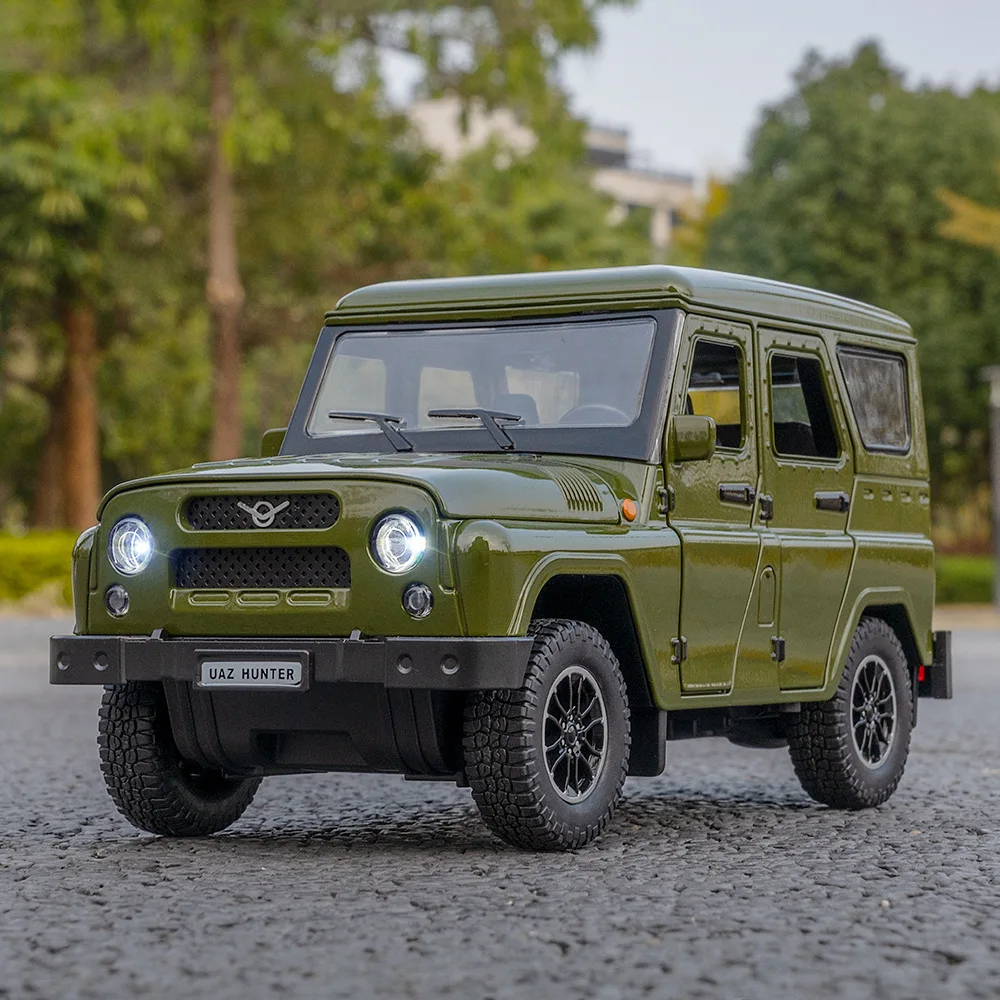 รถของเล่นโมเดล UAZ HUNTER ขนาด 1:18 รถออฟโรด ผลิตจากโลหะผสม แบบหล่อขึ้นรูป พร้อมประตูเปิดได้ มีเสียงและไฟ  แบบดึงหลัง สำหรับเด็ก เป็นของขวัญ