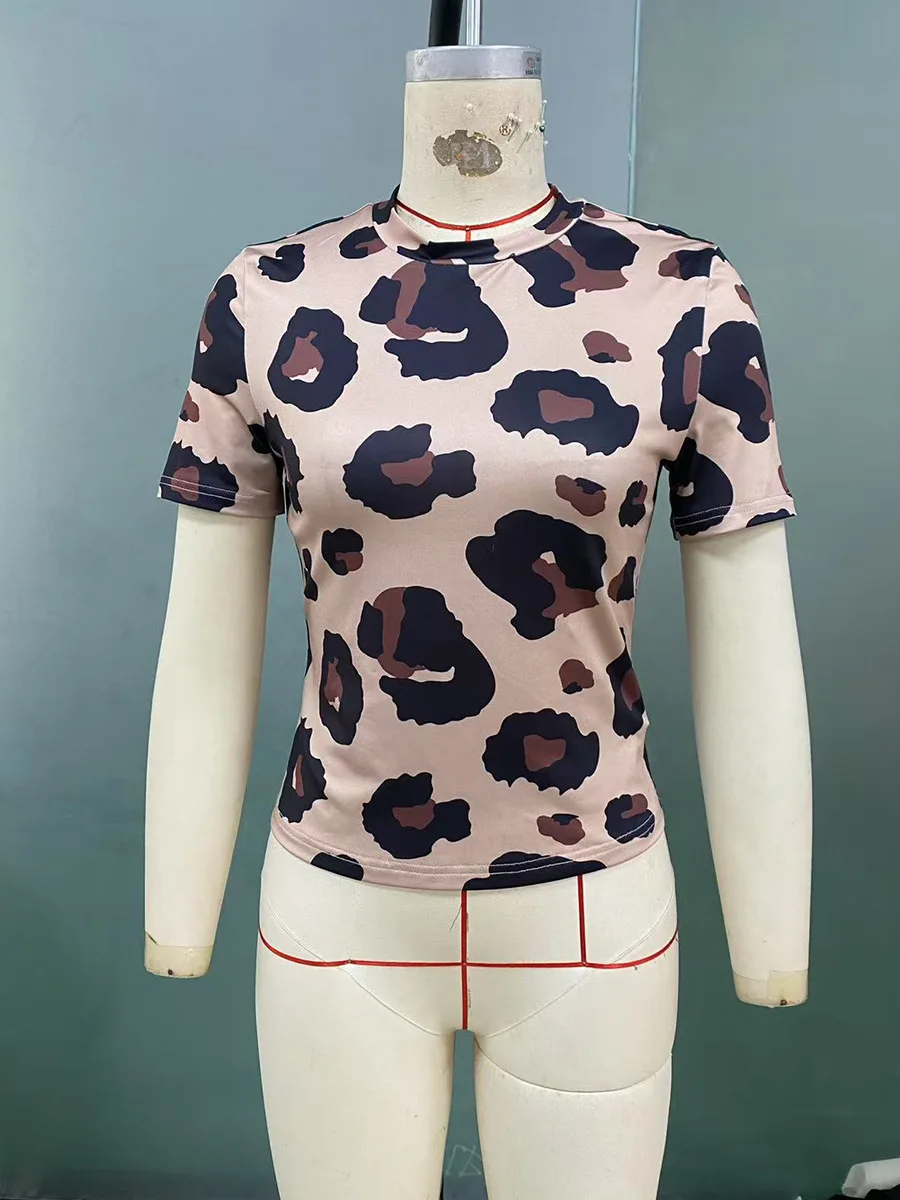 Nova moda 2025 casual verão sexy leopardo impressão camiseta com leite seda estiramento manga curta magro ajuste topo