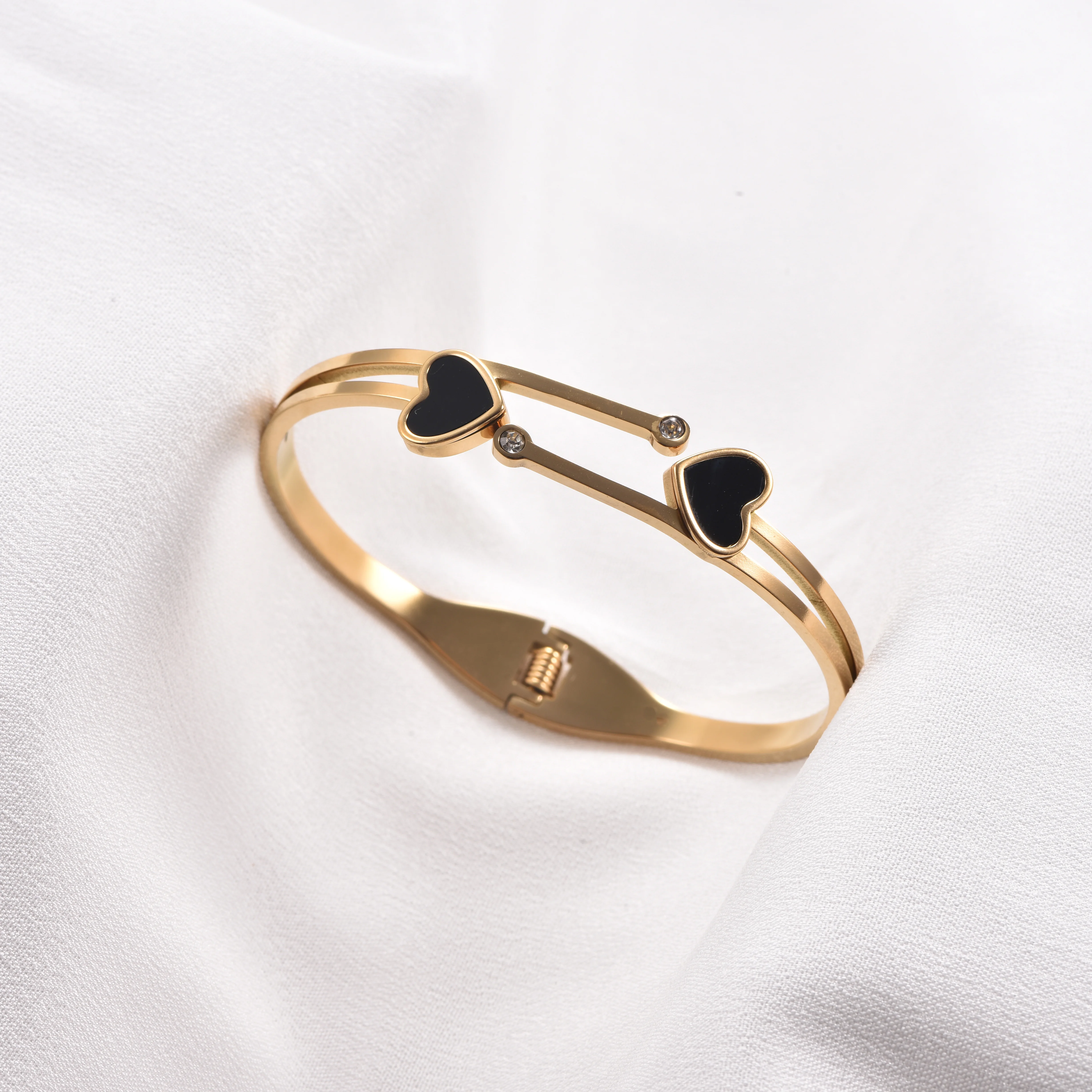 18K vergoldeter, schwarz emaillierter Armreif aus Edelstahl, wasserdicht, hypoallergen, minimalistisches geometrisches Schmuckstück. – Detail 5