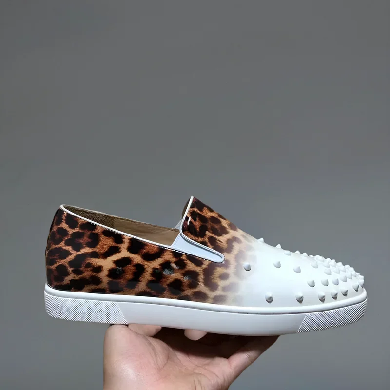 Marca de luxo baixo superior sapatos de fundo vermelho para homens formadores condução cravado leopardo branco rebites de couro genuíno toeap apartamentos tênis