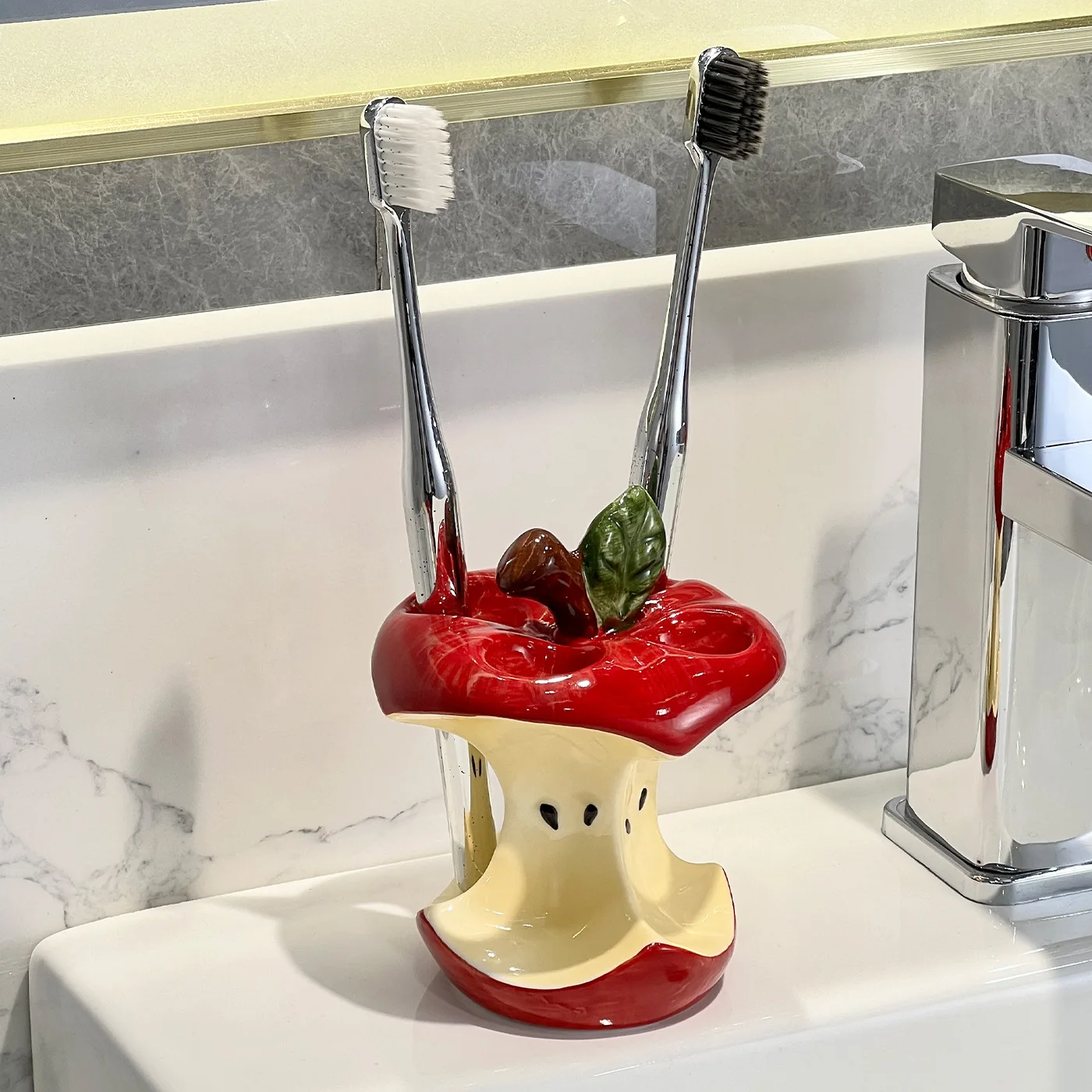 

Высококачественный внешний вид Держатель зубной щетки Apple Core с керамическим основанием для зубной щетки и функцией дренажа воды