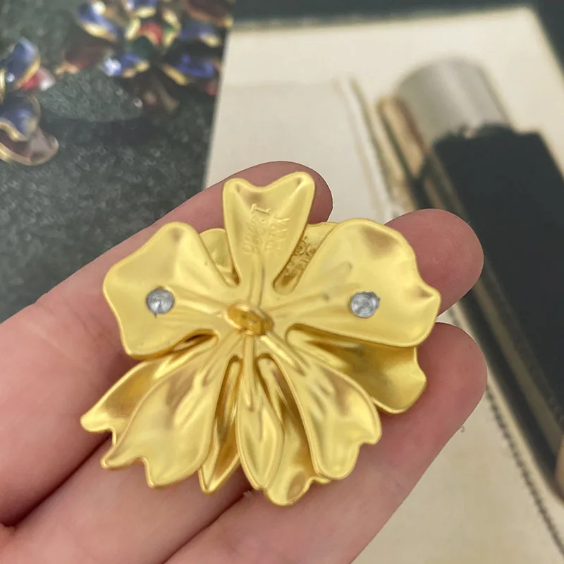 1Pcs/43Mm Extra Large Flower-Shaped Pearl Metal Button for Fur Coat Decoration, Mink Fur Clothing, Shoe and Hat Accessories Button