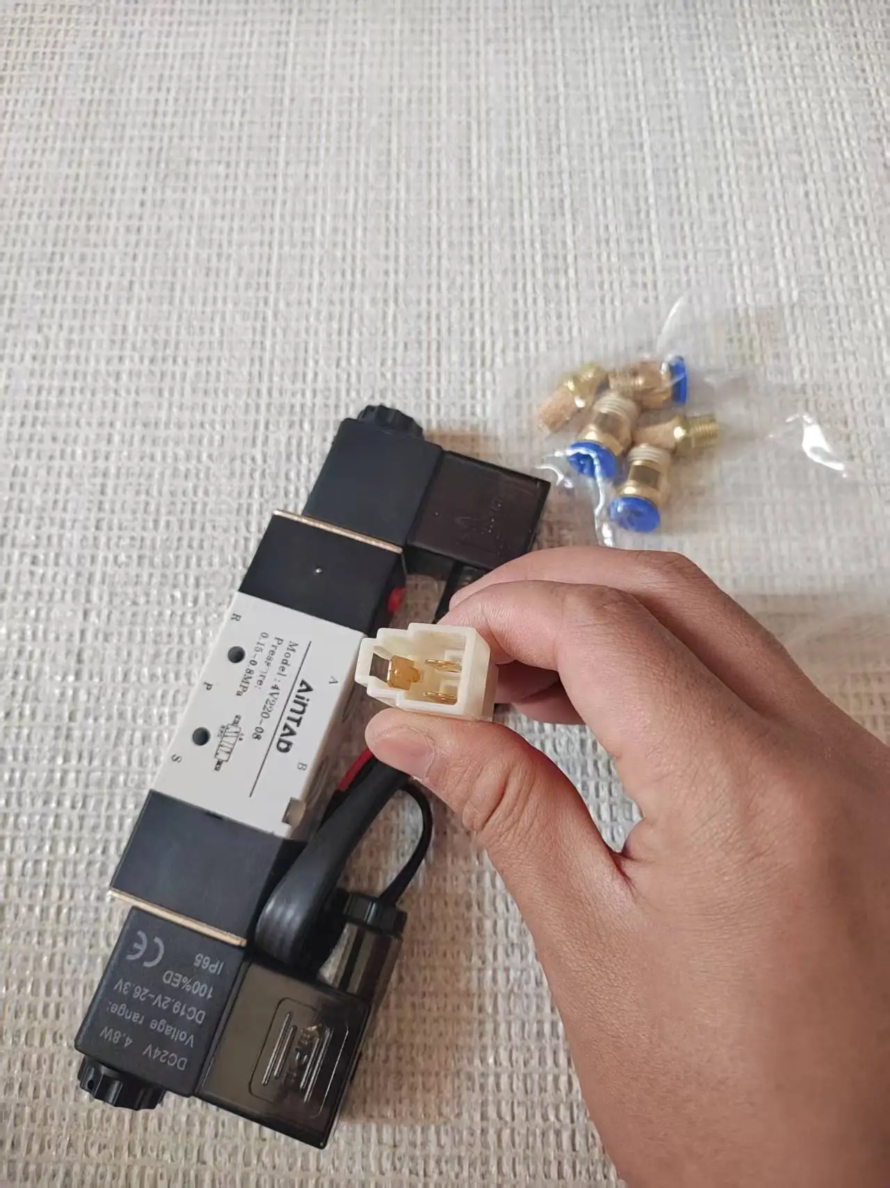 صمام الملف اللولبي لمضخة باب الحافلة المتأرجحة 24 فولت 4V220-08 مع موصل سلكي سريع، مناسب للحافلات والمدربين