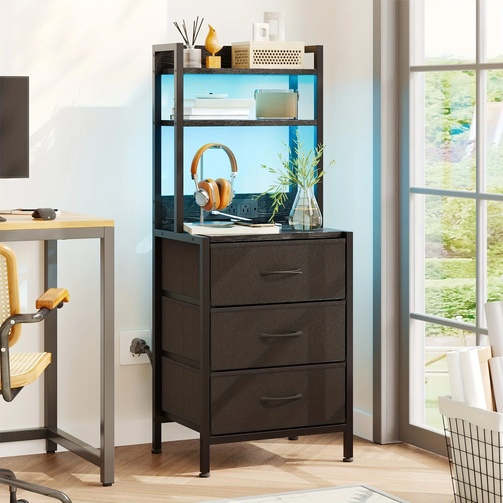 

Прикроватная тумбочка высотой 41 дюйм с зарядной станцией, светодиодной подсветкой, USB-портом и розеткой, для Хэллоуина и Рождества