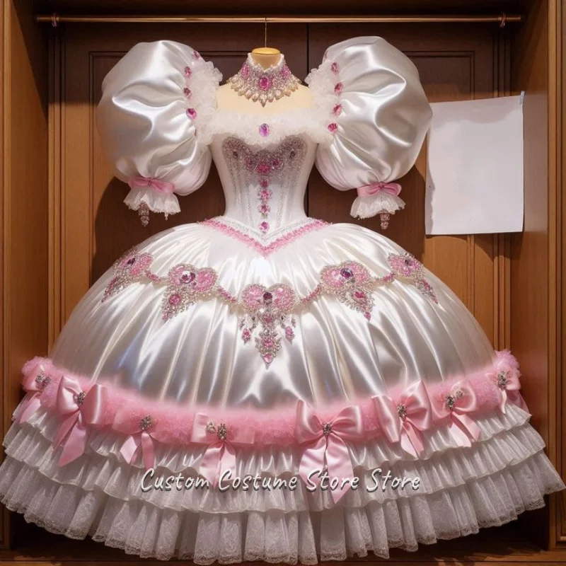 Traumhaftes weißes viktorianisches Ballkleid aus Satin mit schimmernden Puffärmeln und Strassverzierungen, bezauberndes Vintage-Abendkleid, individuell gestaltet