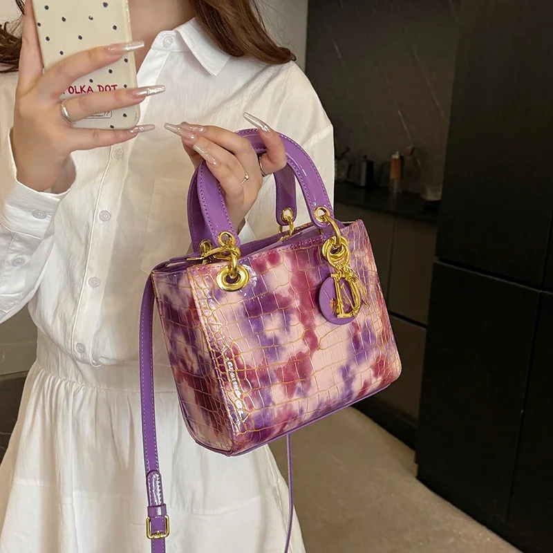 حقيبة يد صغيرة لطيفة للنساء، تصميم لطيف ومدمج، مادة ناعمة، سحاب للإغلاق، مثالية للخططات والتواريخ والحفلات الموسيقية، إكسسوار عصري