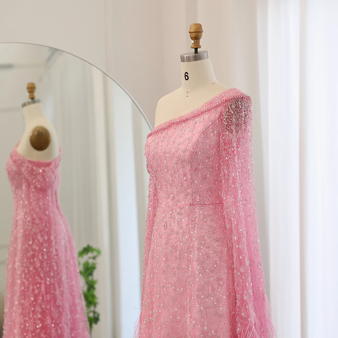 Sharon Said Luxuriöses Federkleid mit einer Schulter und Cape-Ärmeln in Roségold und Flieder für Hochzeitsfeiern, Modell SS438, Maßanfertigung – Detail 28