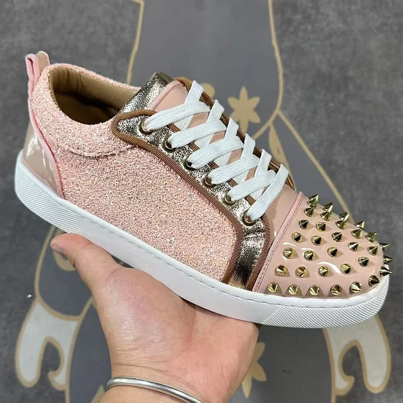 Zapatos con remaches a la moda para hombre, zapatos planos de cuero de gamuza de vaca rosa, diseñador de marca, vestido punk hip hop, calzado elegante juvenil para hombre
