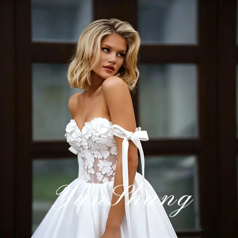 

Свадебные платья Yunshang 2026: Атласные, А-силуэт, с вырезом «сердечко», открытыми плечами, кружевом, без рукавов, с бантом, без спинки, мини-платья для невесты