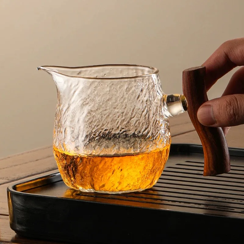 

330ml Hammered Pattern Glass Fair Cup Tea Dispenser With Wood Handle Kung Fu Tea Cup Brewing Puer Chahai Tea Cup Set
