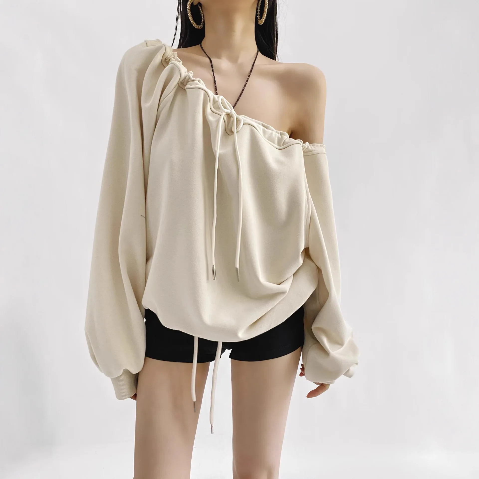 Sudadera con capucha de manga larga con cordón y hombros descubiertos para mujer, Top holgado de moda de otoño con diseño de chica picante