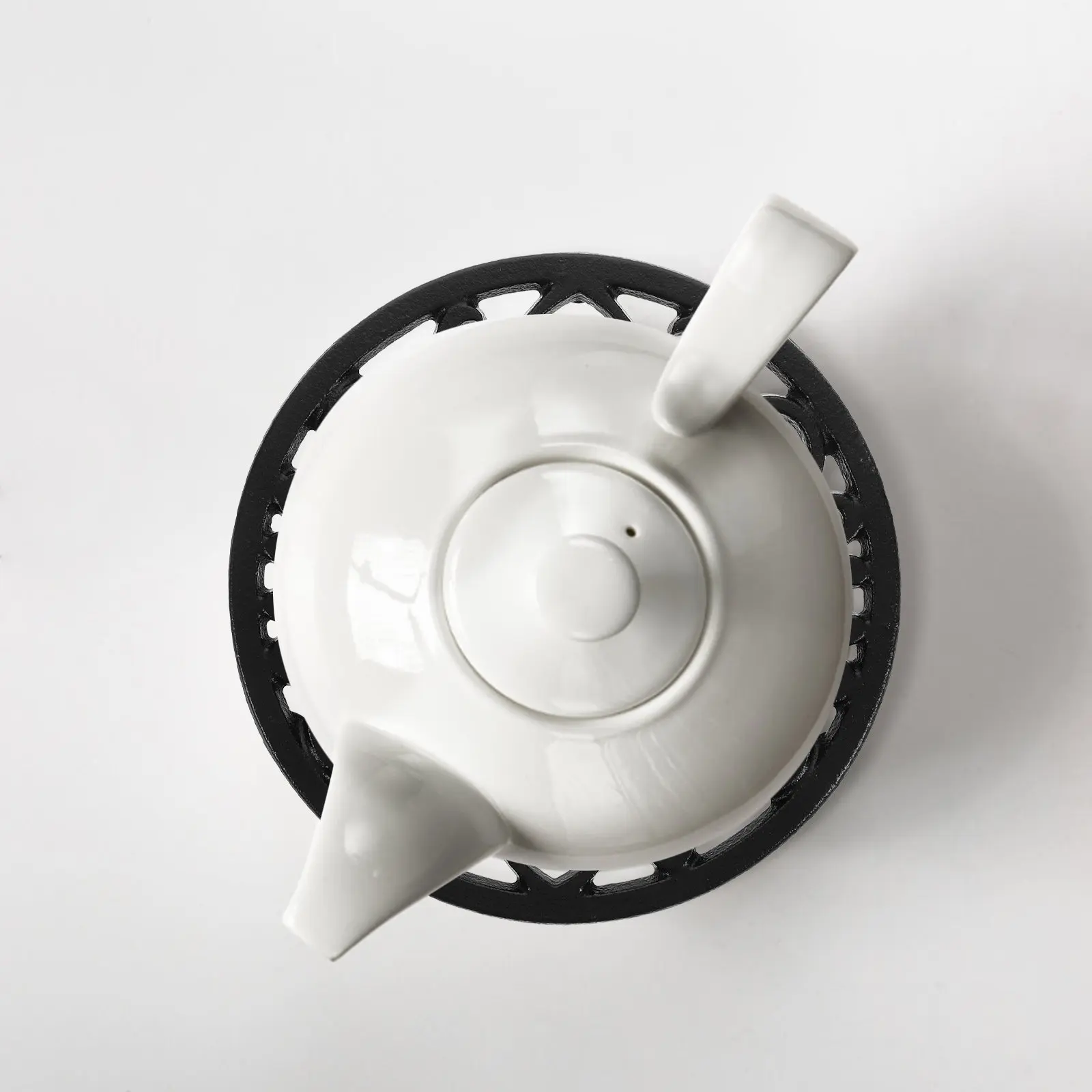 Cast Iron Kettle Pad Heat Insulator Tea Pot Stand Vintage Style Kitchen Surface Protector Decorative Metal Pot Mat