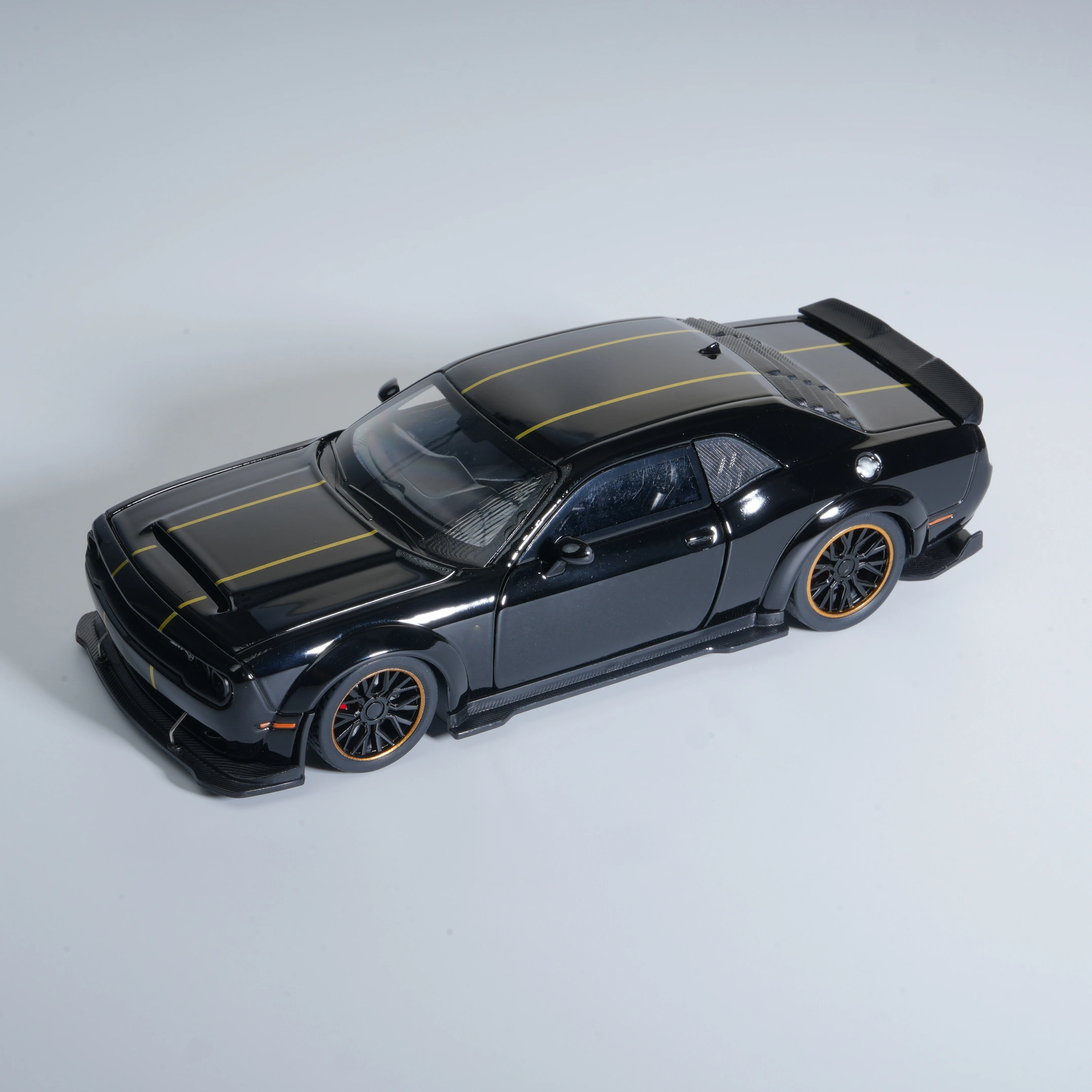 

Масштабная модель автомобиля 1:32, готовая к использованию, из литого металла, с открывающимися дверями, подходит для подарка или коллекции.