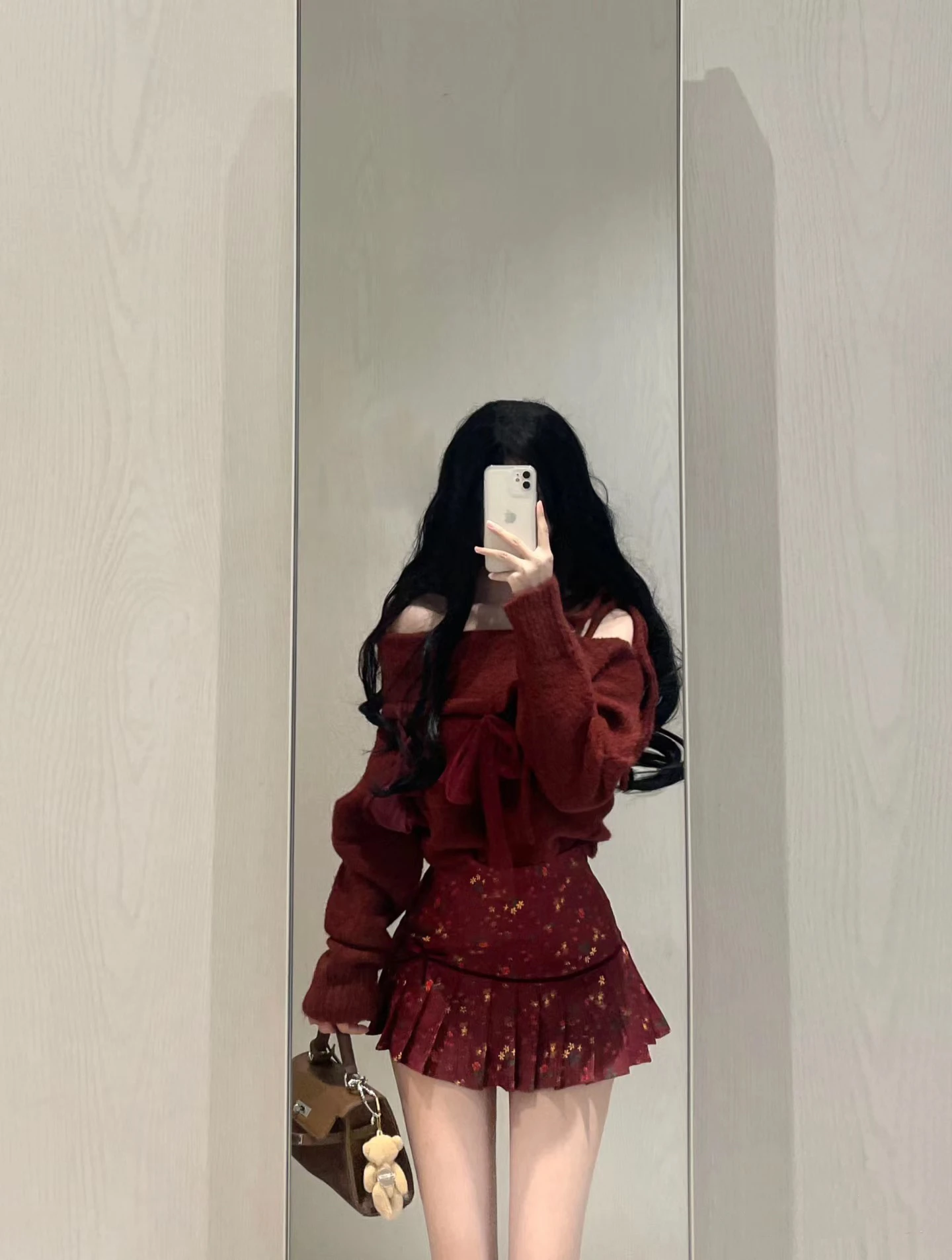 2024 Nieuwe herfst en winter high-end ontworpen strik off-shoulder gebreide trui + ontworpen bloemenrok plooirok damespak