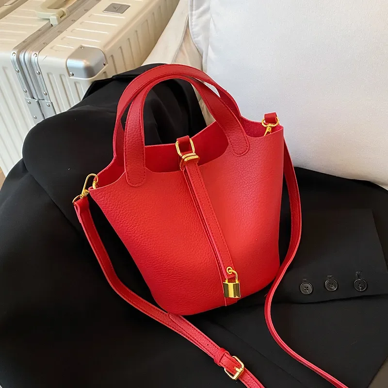 Precio al por mayor, envío gratis, diseño de bolso cesta amarillo crema para mujer, nuevo bolso de lujo de nicho de alta gama 2025, bandolera para el día a día