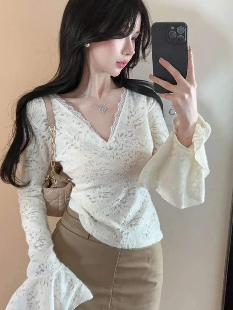 

Элегантная кружевная блузка с вырезами, рукавами-колокол и V-образным вырезом, весенняя, женская, модная, сексуальная, с длинным рукавом, приталенная рубашка