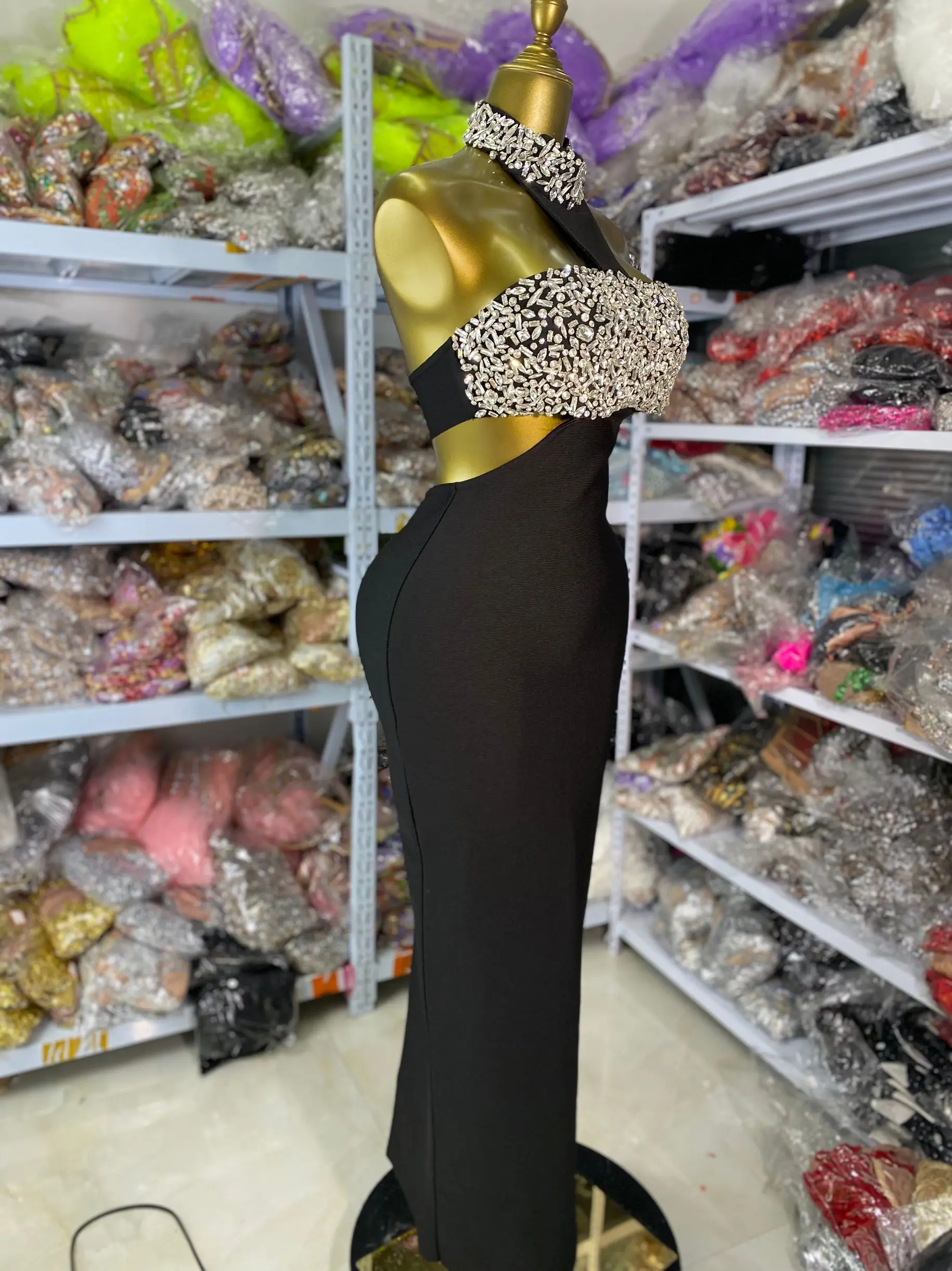 Vestido de aniversário de luxo feminino 2025 halter cristal bustier cortar maxi longo elástico bandagem vestido uma peçalebrity festa à noite