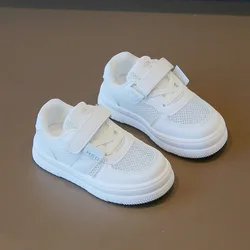 2024 scarpe bianche piccole traspiranti a rete cava singola per bambini estivi scarpe da ginnastica per ragazzi con suola morbida per ragazze