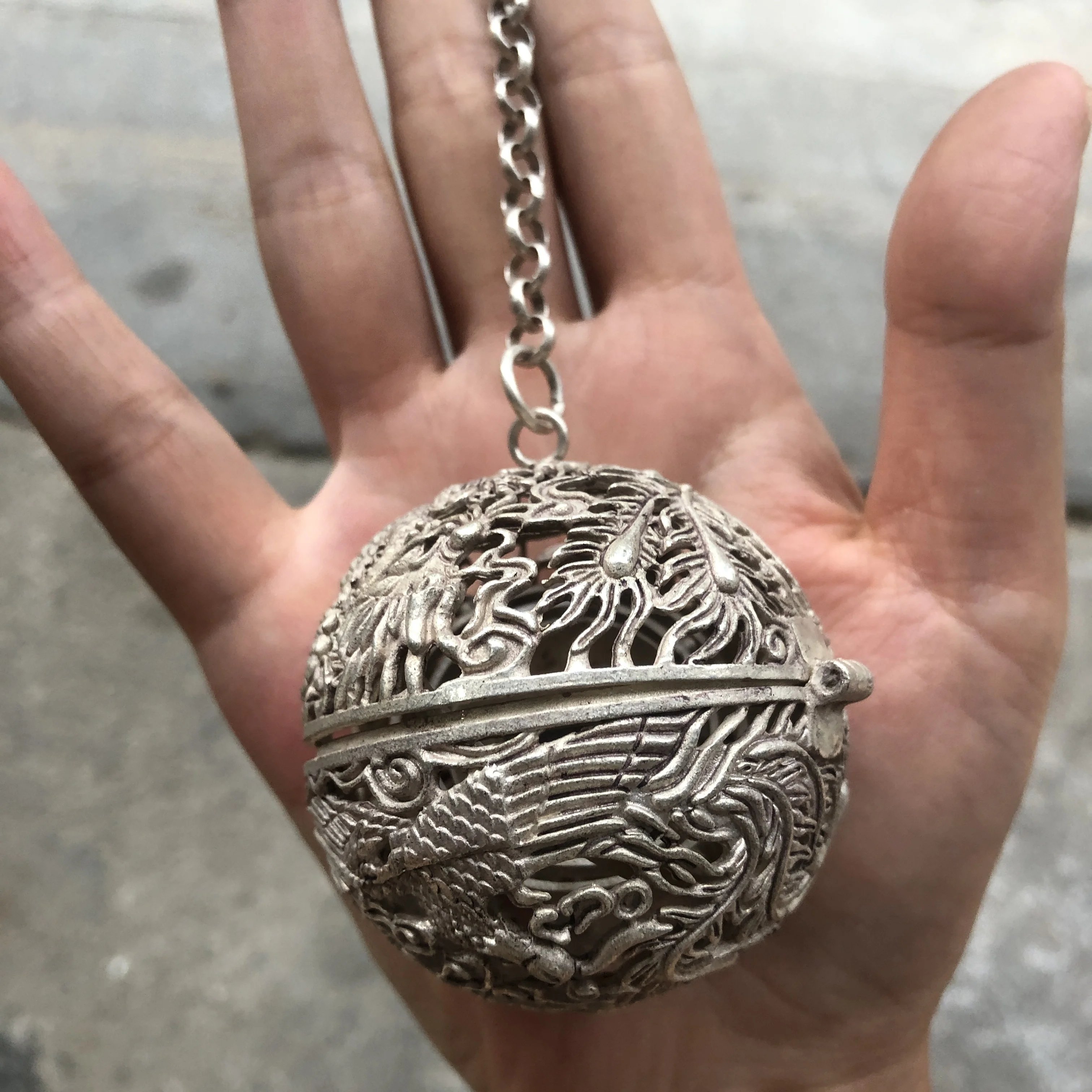 Retro Chinese Dragon Phoenix Hollow Filigree Incense Ball Alloy Hanging Aroma Sphere Portable Sachet Pendant Decor Ornament