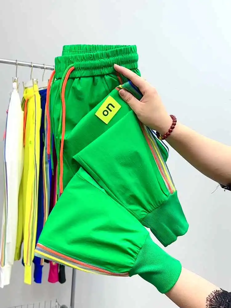 Pantaloni corti estivi a righe laterali sottili arcobaleno in stile europeo da donna pantaloni alla moda casual legati con gambe dimagranti e aderenti