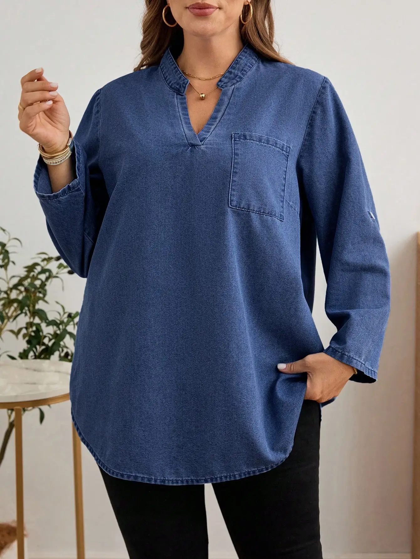 

Женская джинсовая блузка больших размеров с V-образным вырезом и подвернутыми рукавами, синяя, свободного кроя