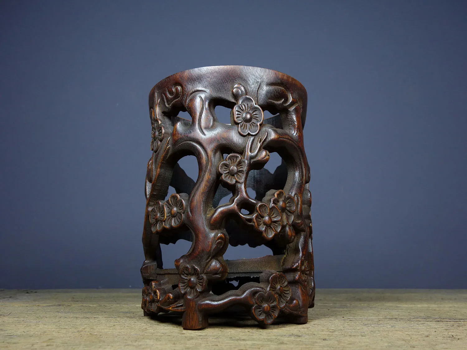 

Home Crafts Suitable For Decoration And Collection Bamboo Carving Pen Holders With Exquisite Workmanship and Appearance