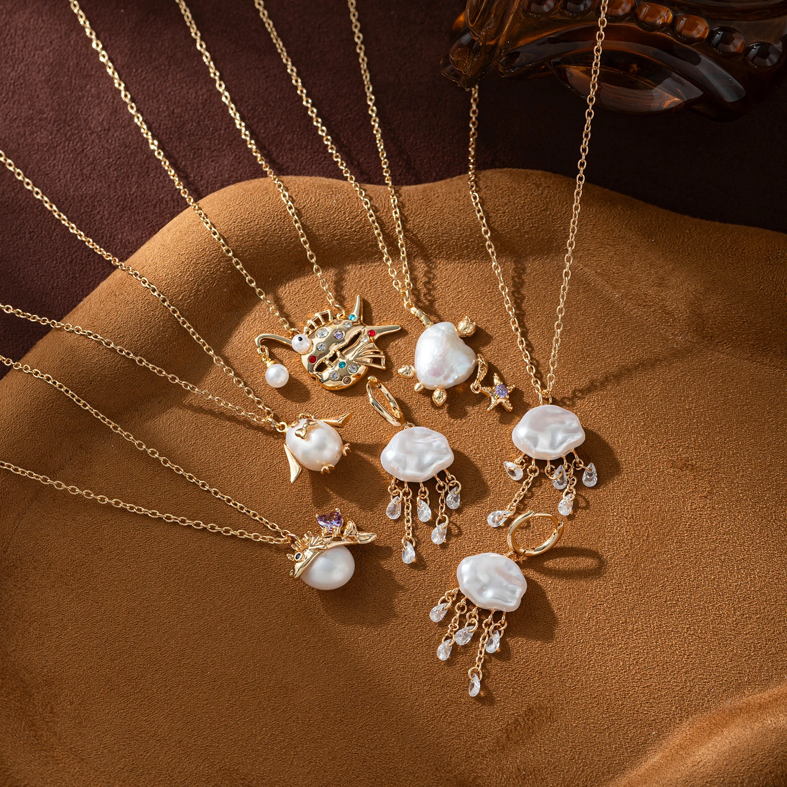 

18K gold-plated Baroque style pearl marine creature women's exquisite pendant necklace craftsmanship jewelry gift