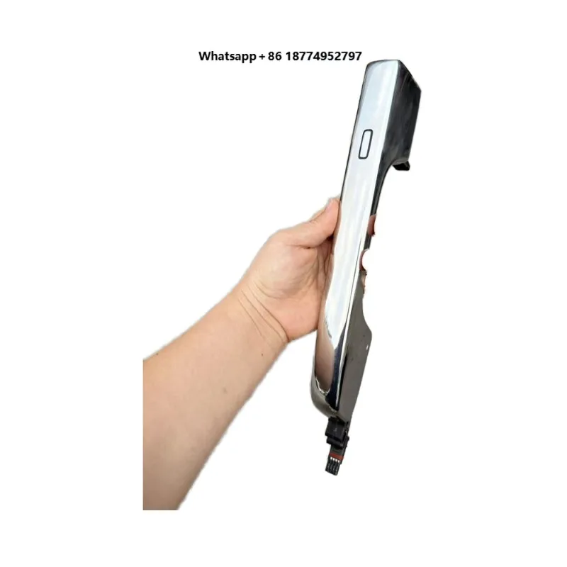 

The handle on the left front door of the Cullinan car 51217398258