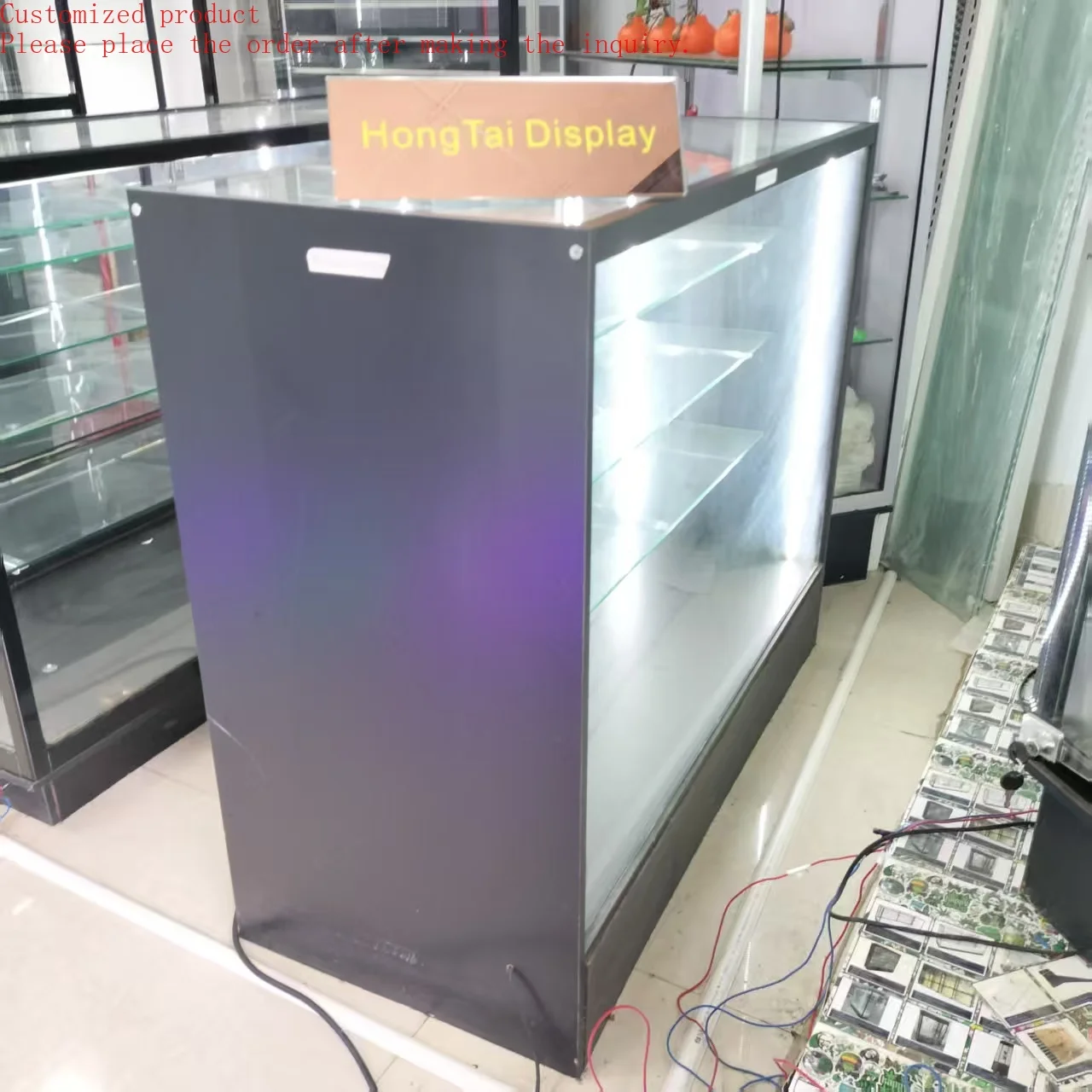 

Custom.Black Aluminum Showcase Adjustable Shelves Glass With Strips Light Mirror Sliding Door Retail Store Display for Premium S