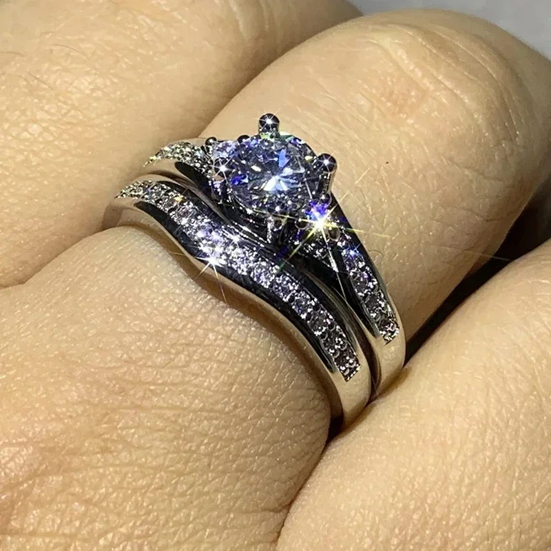 Huitan 2Pcs Set Luxus Frauen Ringe Hochzeit Engagement Zubehör AA Zirkonia Moderne Modische Weibliche Partei Schmuck