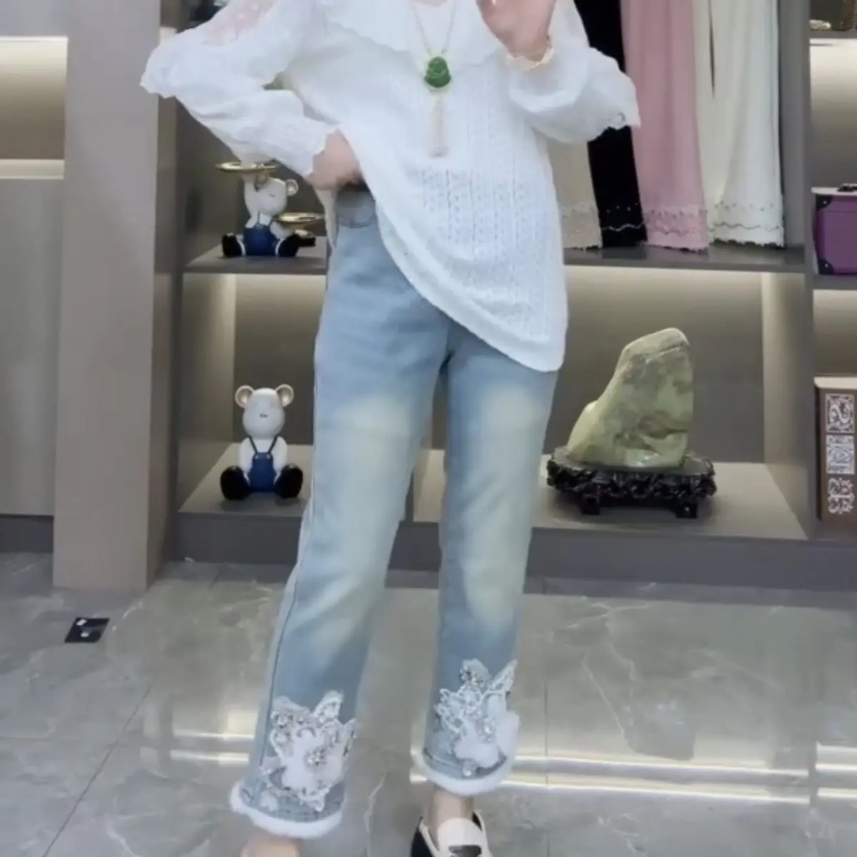 Pantaloni in denim foderati in pile con fiori 3D in rilievo con diamanti in stile cinese Pantaloni da cowboy con jeans soffici in vita elastica allentata